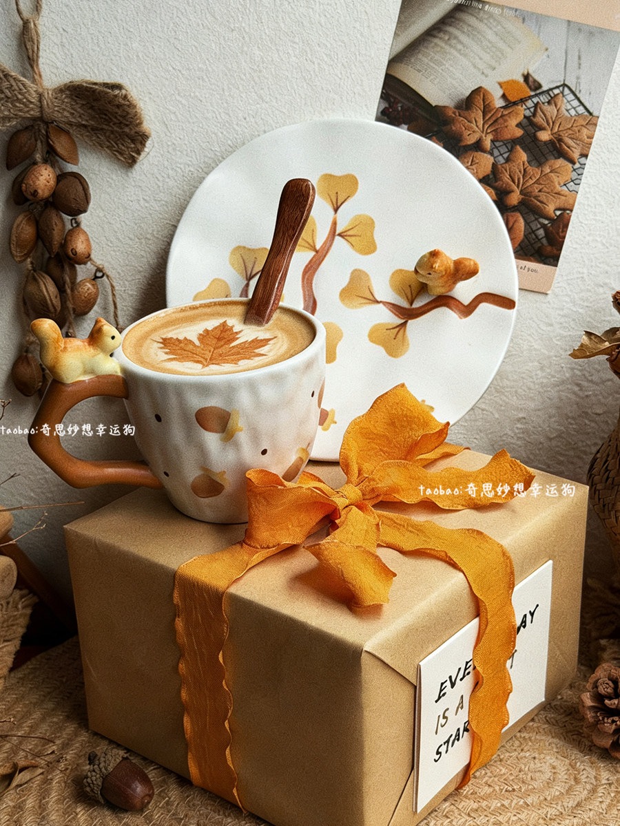 クリスマスギフトにぴったりな楽しいリス柄セラミックコーヒーカップ＆ソーサー可愛い女の子への誕生日プレゼントスプーン付きマグカップ