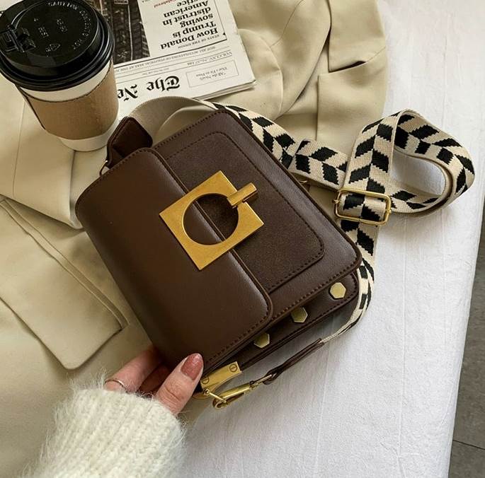 スクエア ショルダー バッグ レディース 鞄 幅広ベルト リングバックル 肩がけ 斜めがけ スクエア型 四角 ジップポケット シンプル 上品 カジュアル フォーマル 大人 可愛い ブラウン 大人可愛い 8,154円