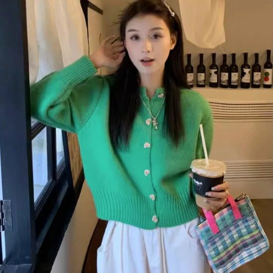 ニットカーディガン レディース カーディガン ニット セーター トップス 長袖 ハート ハート型ボタン ラウンドネック キュート 可愛い カジュアル お出かけ おしゃれ ショート丈 シンプル 無地