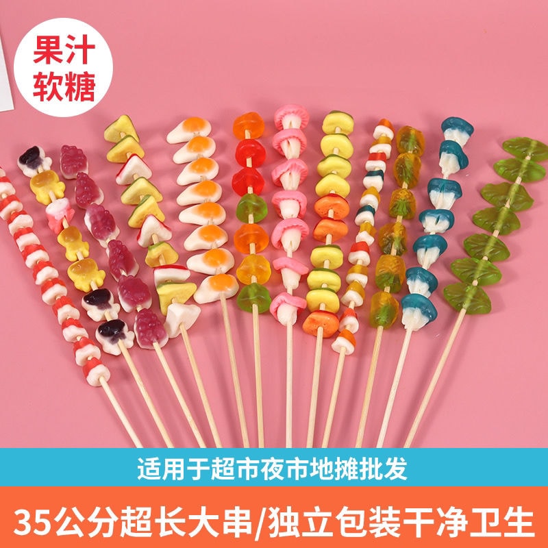 モデルのジュースグミとグミ串を箱詰めして混合