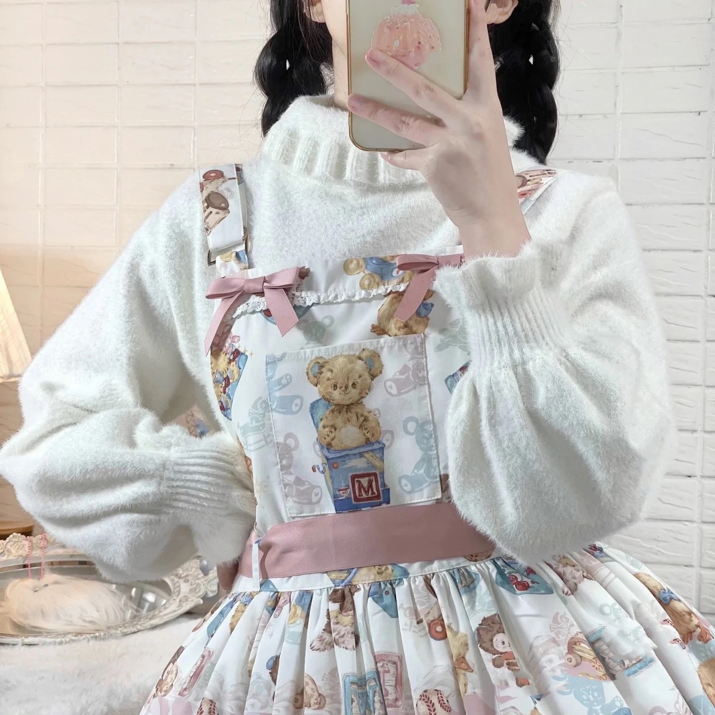 Lolita秋冬高襟底セーターロリータはミンク泡袖中に純色上着を着ている