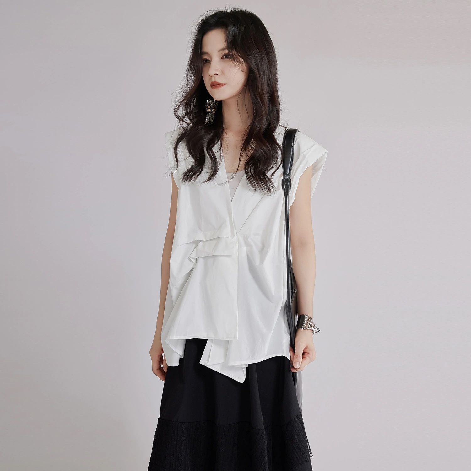 Ｖネックシャツ 可愛い袖なし不規則無地トップス ゆとり着痩せ上着