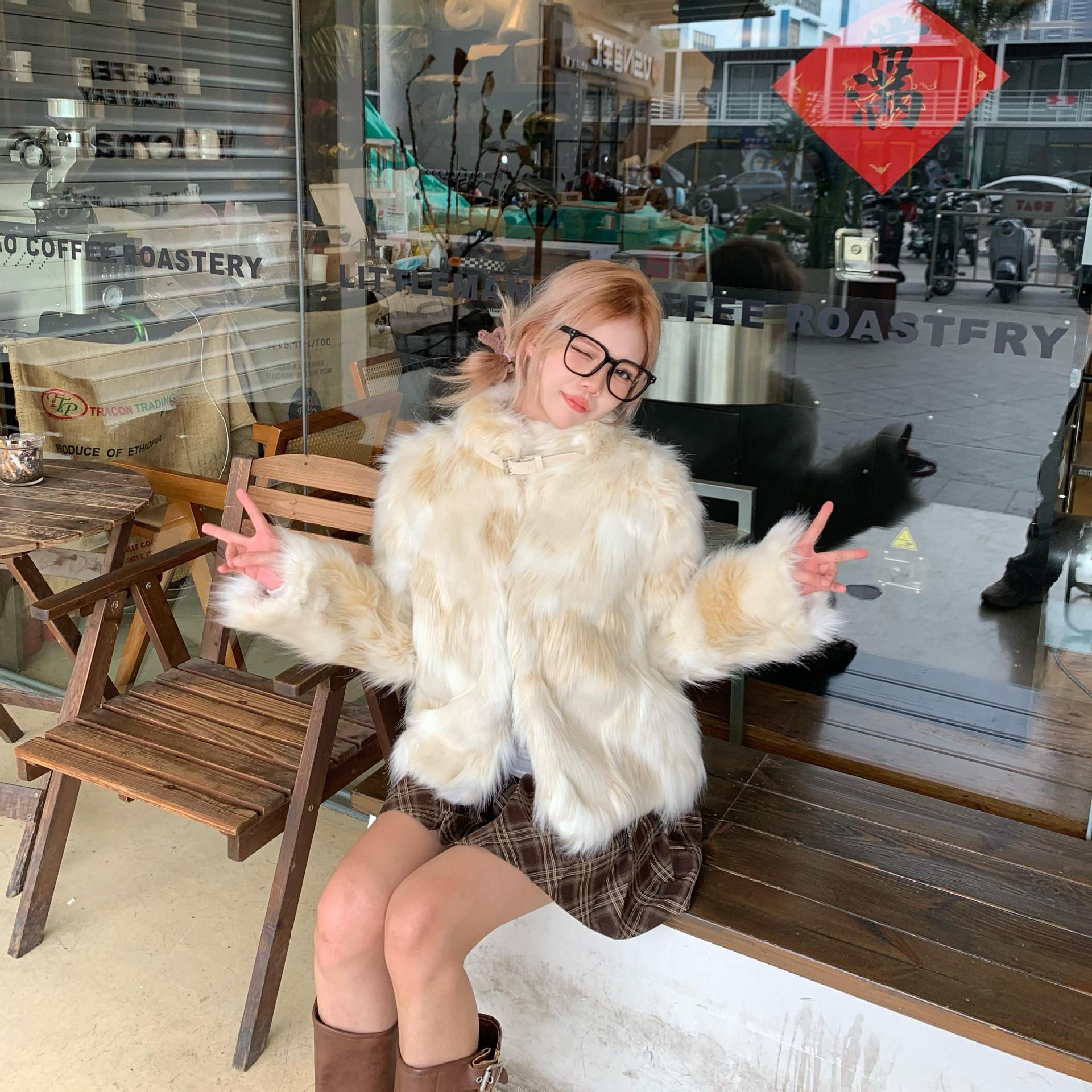 2024 冬の新しい模造キツネの毛皮のコートホットガールズショートスタイルハイエンド絞り染め肥厚暖かい毛皮のコート