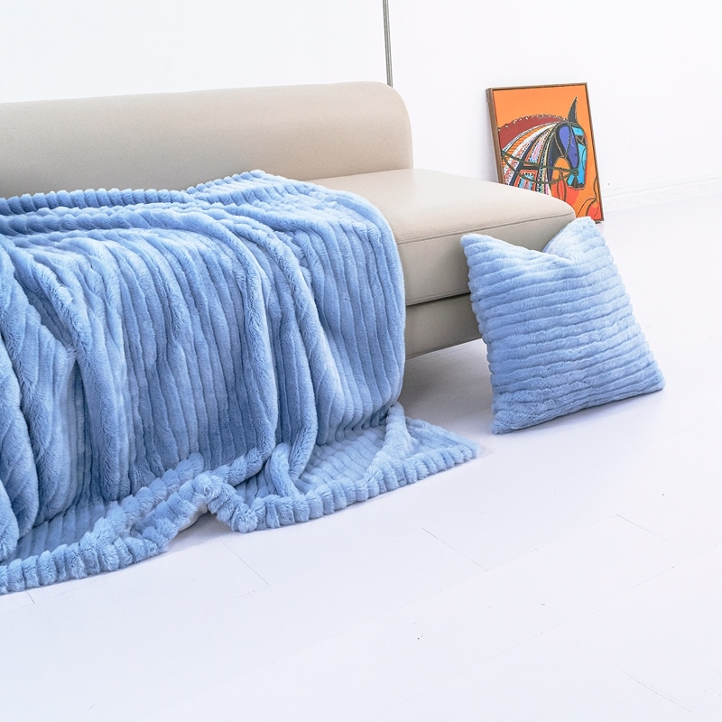 青の縞模様の毛皮の毛布が柔らかくて快適で毛が落ちないペンションの別荘モデルルームの装飾注文可