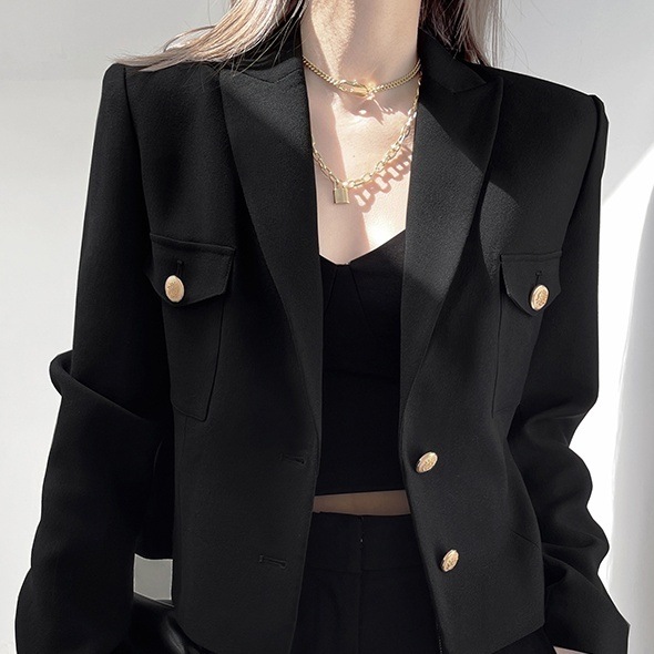 アウター ジャケット ショート丈 長袖 前開き ボタン 胸ポケット かわいい 大人可愛い きれいめ シンプル 上品 おしゃれ かっこいい レトロ ラフ ルーズ こなれ感 個性的 主役級 存在感 抜け感