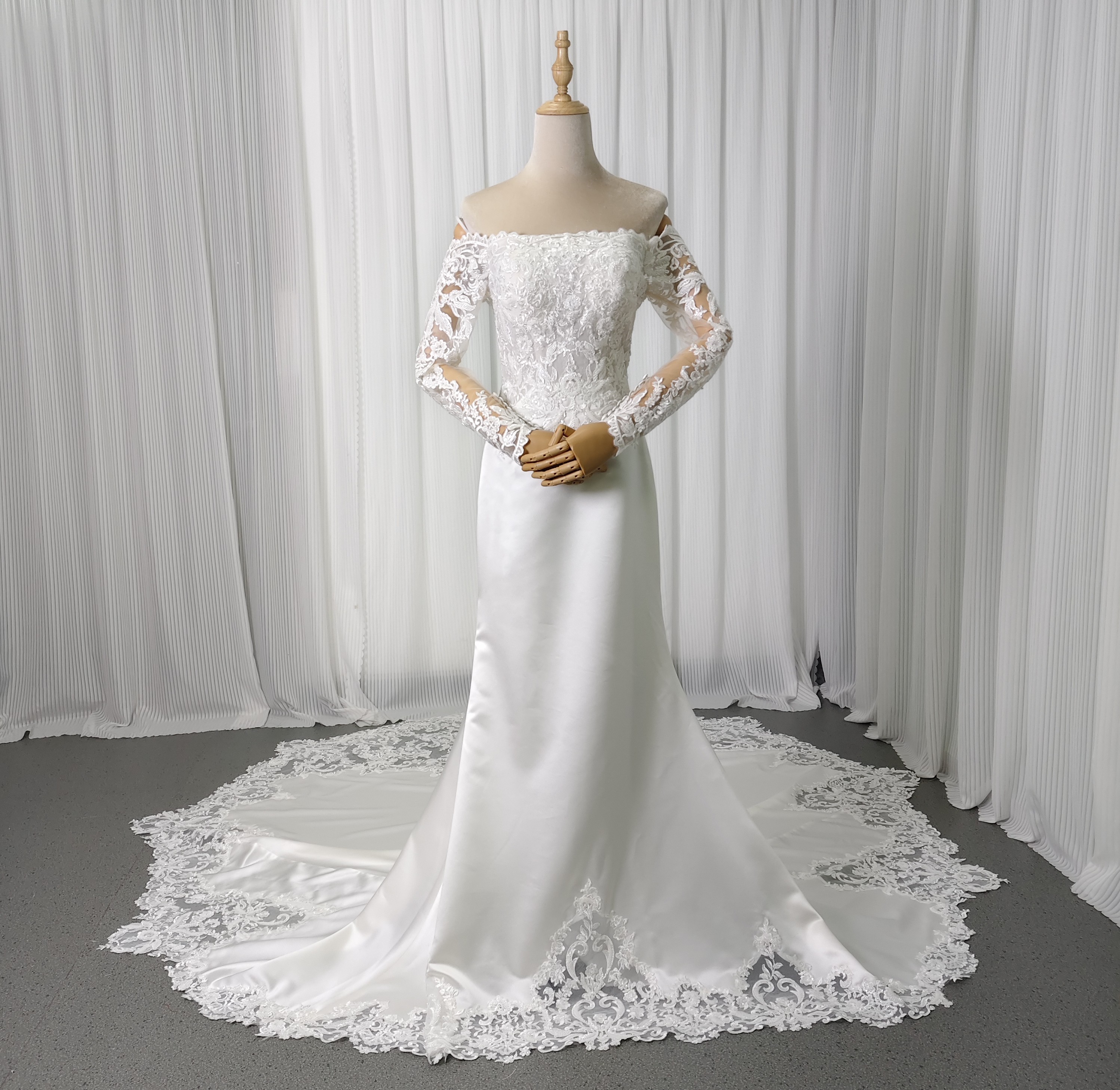 ウェディングドレス オフショルダー 上品レース 長袖 華やかなトレーン デザイン感 くるみボタン 結婚式 前撮り