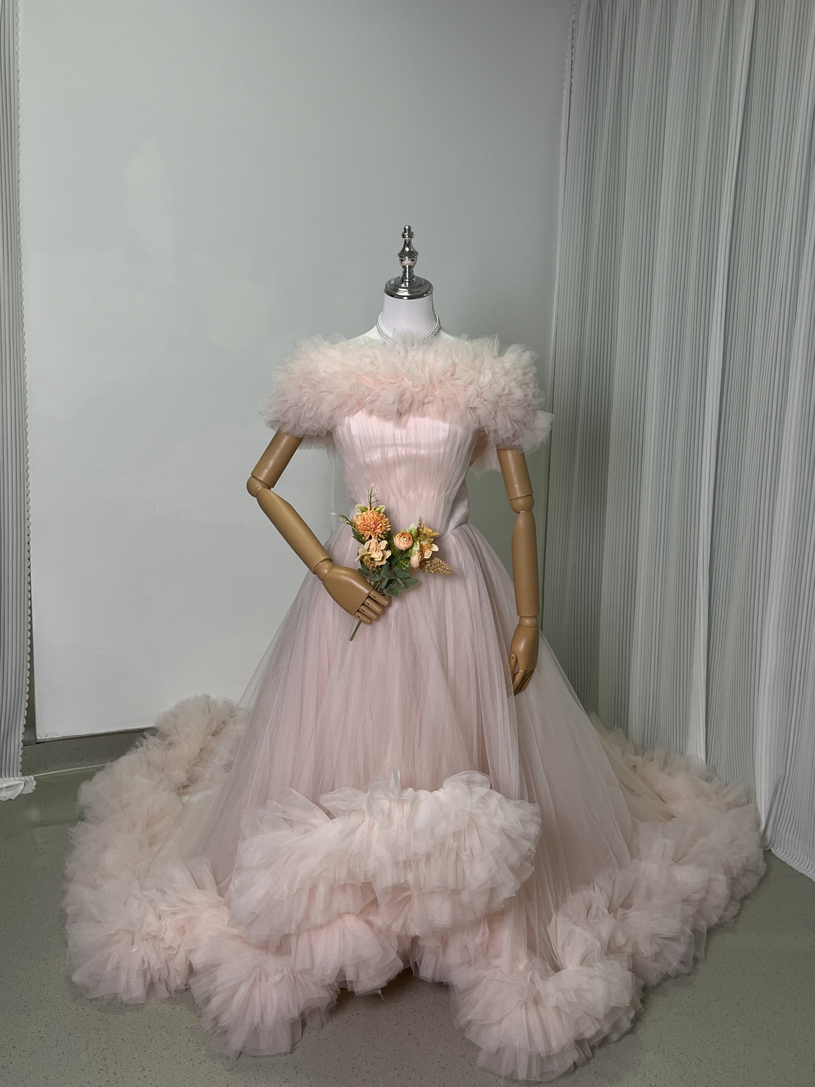 豪華！カラードレス 薄ピンク ラッフルフリル オフショルダー チュールスカート 編み上げ 前撮り