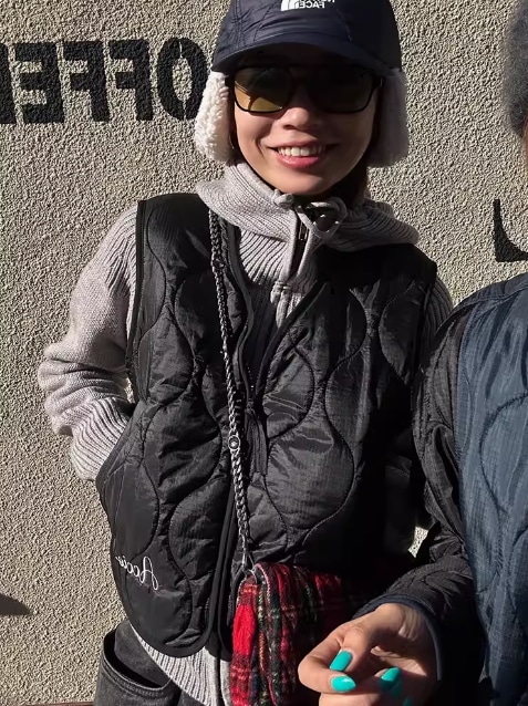 レディース トップス ベスト 上着 インナー 袖なし ノースリーブ Vネック ストレート 刺繍 ファスナー キルティング シンプル カジュアル おしゃれ こなれ感 無地 春 秋 冬 お出かけ