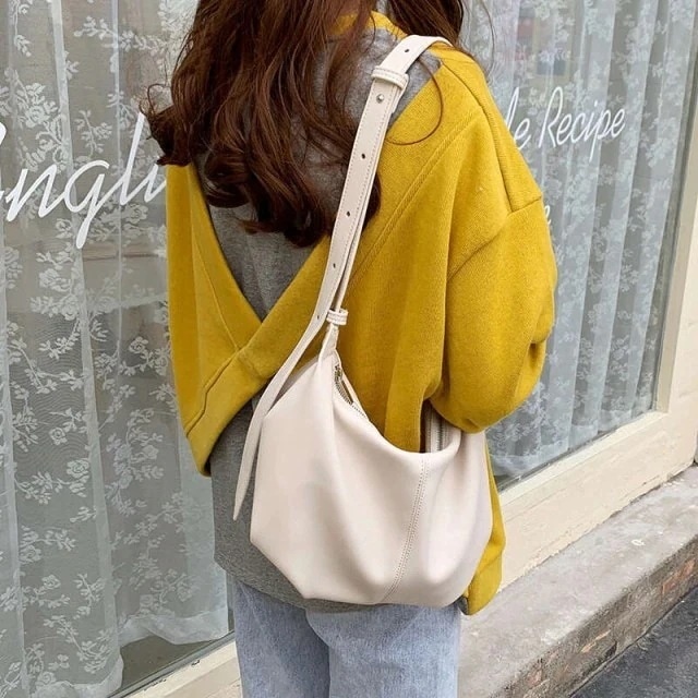 【急速出荷!】ショルダーバッグ レディース 斜め掛け 軽量 大きめ 無地 シンプル 白 お出かけ おしゃれ かわいい2898 4,964円