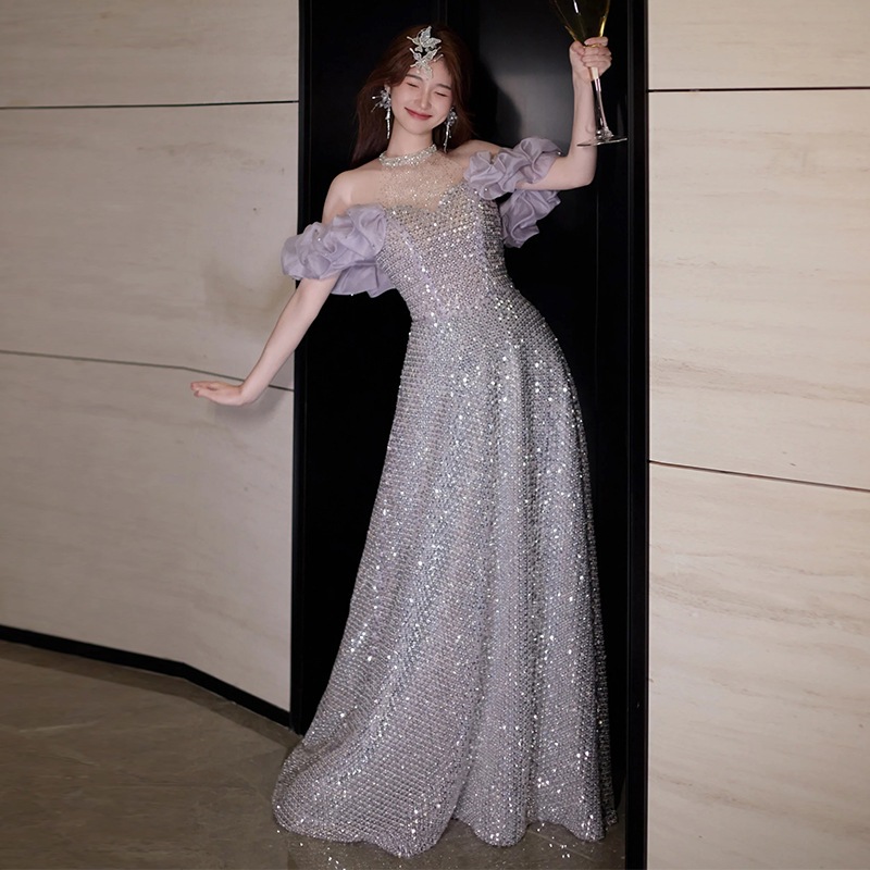 イブニングドレス 紫色のスパンコールの高級花嫁の結婚式のトーストドレスの宴会の気質の芸術の試験の高級ホルターネックのロングスカートの女性