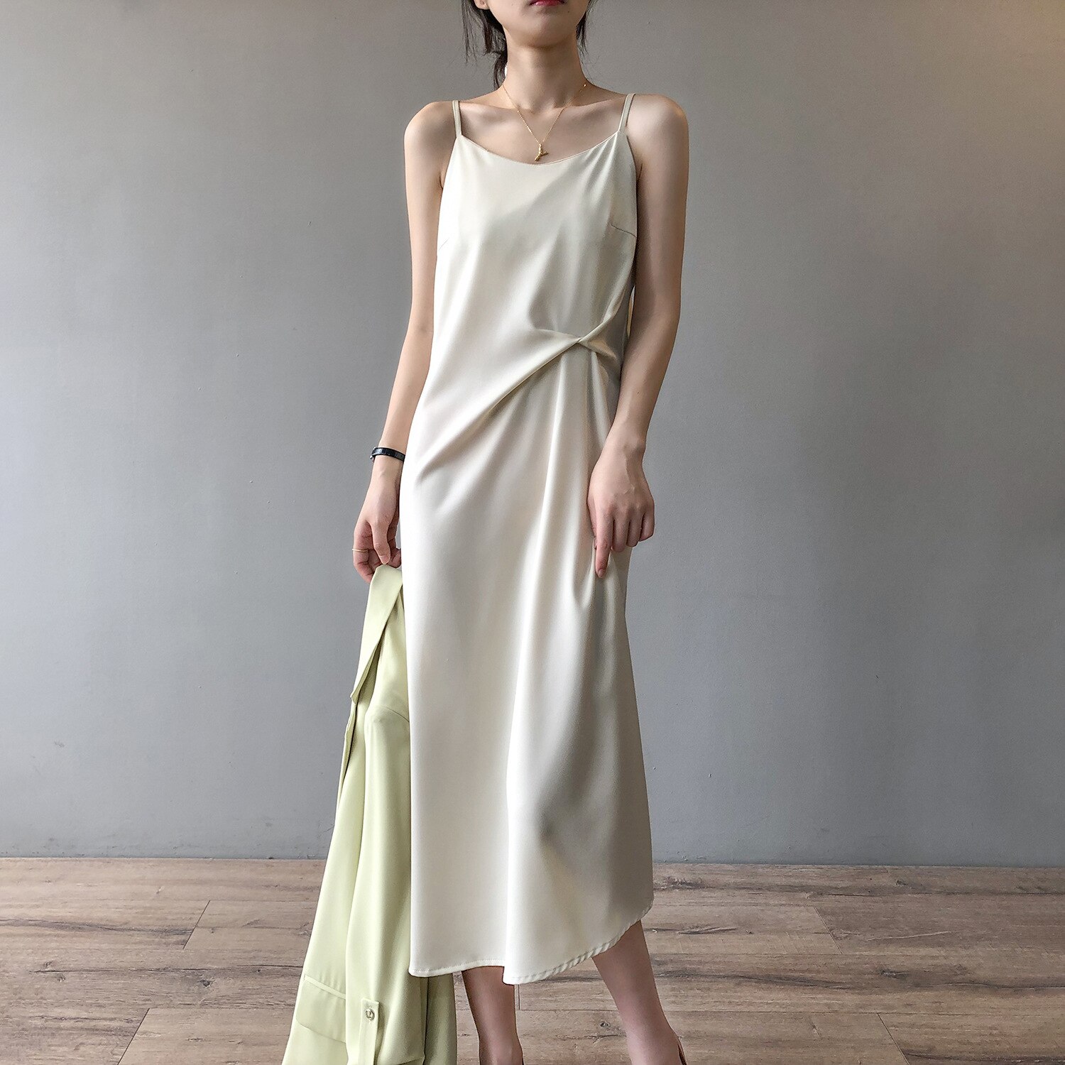 ワンピース ドレス フレア ストレート ミモレ ロング キャミソール Iライン 細身 タイト サテン 薄手 大人可愛い きれいめ エレガント きれいめ 春 夏 デート レストラン モテ ブラック
