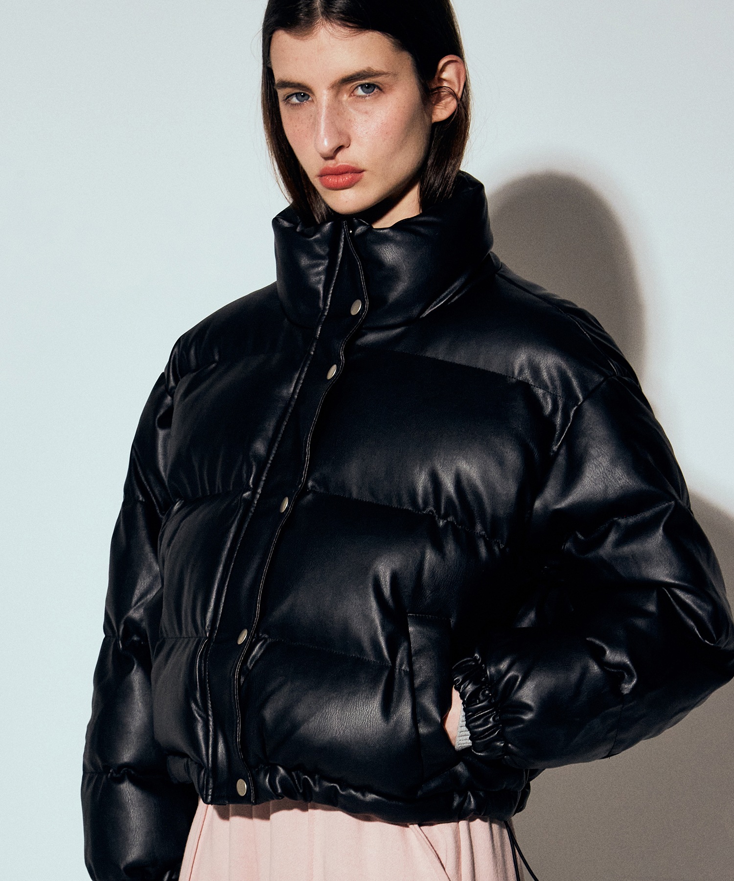 NICK&NICOLE ミニマルビーガンレザークロップパディング_ブラック