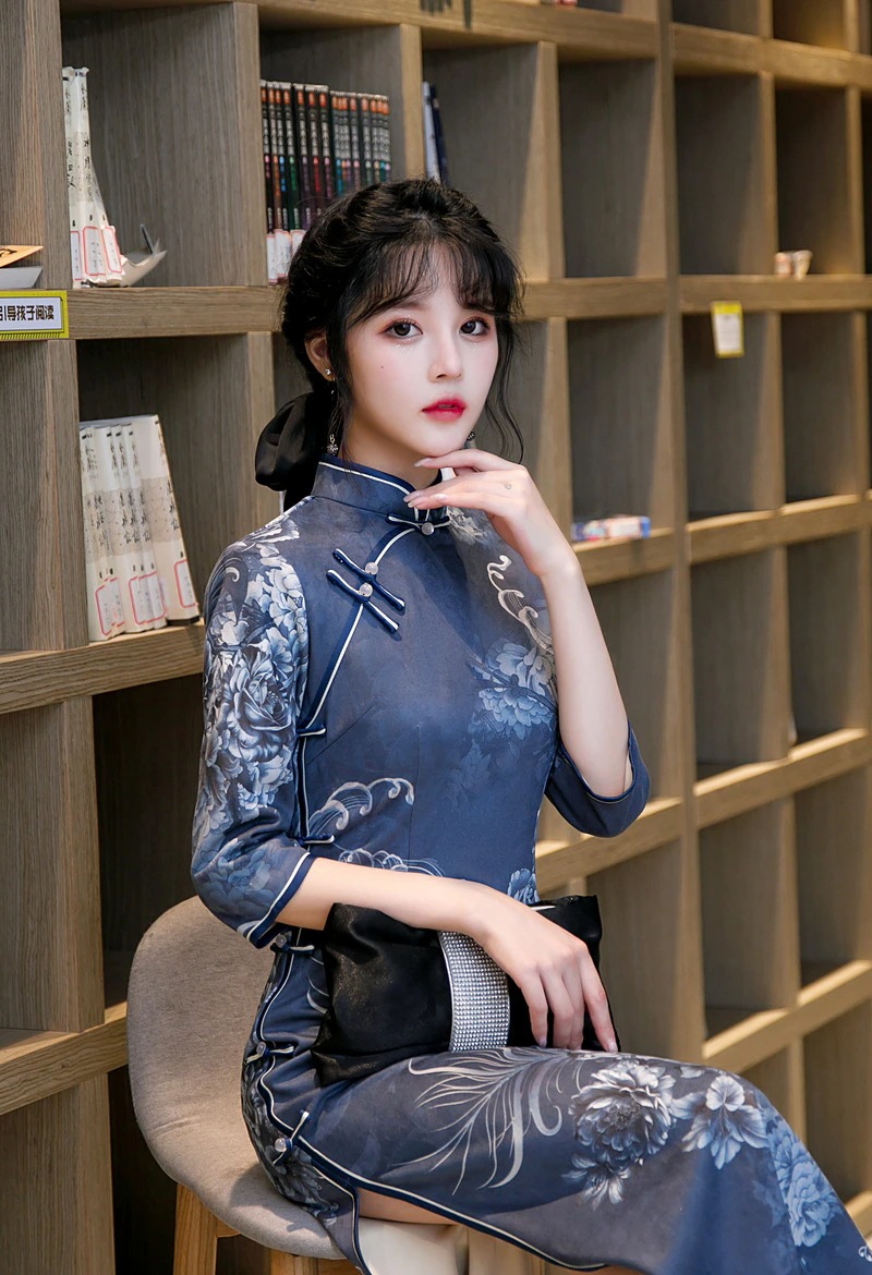 ワンピースドレスドレス2025秋と冬のファッションエレガントなスリムフィットとスリムなスエード刺繍モディファイドチョンサムドレス