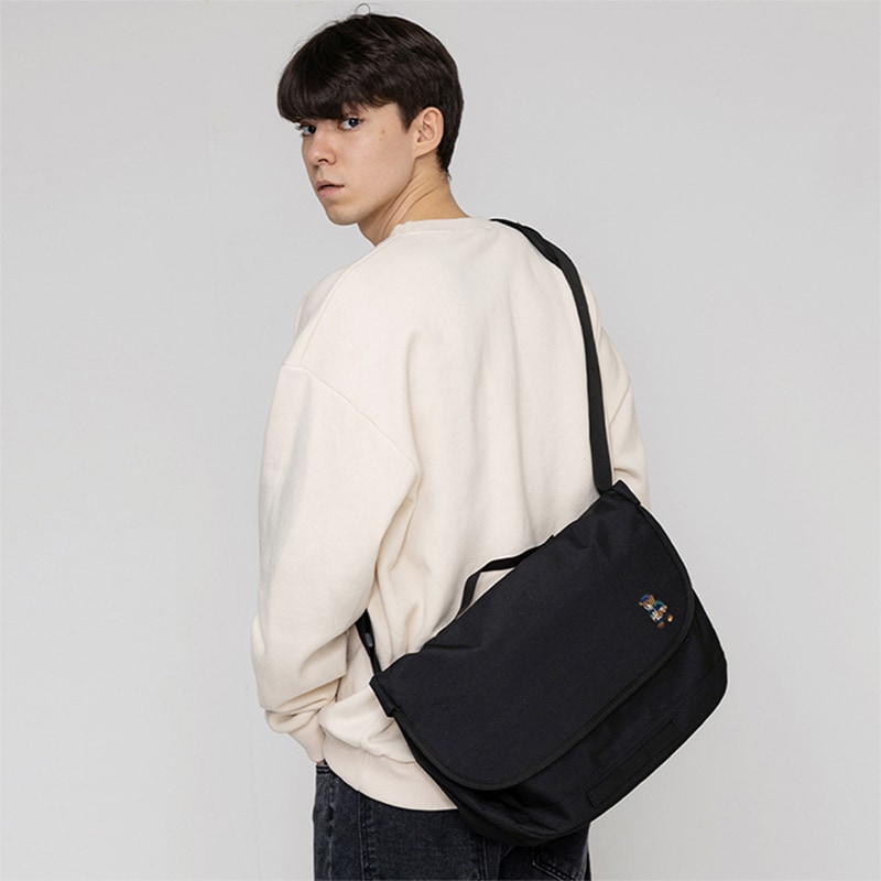 [UNISEX]Daisy Bouquet Bear Embroidery Cross Messenger Bag_BLACK