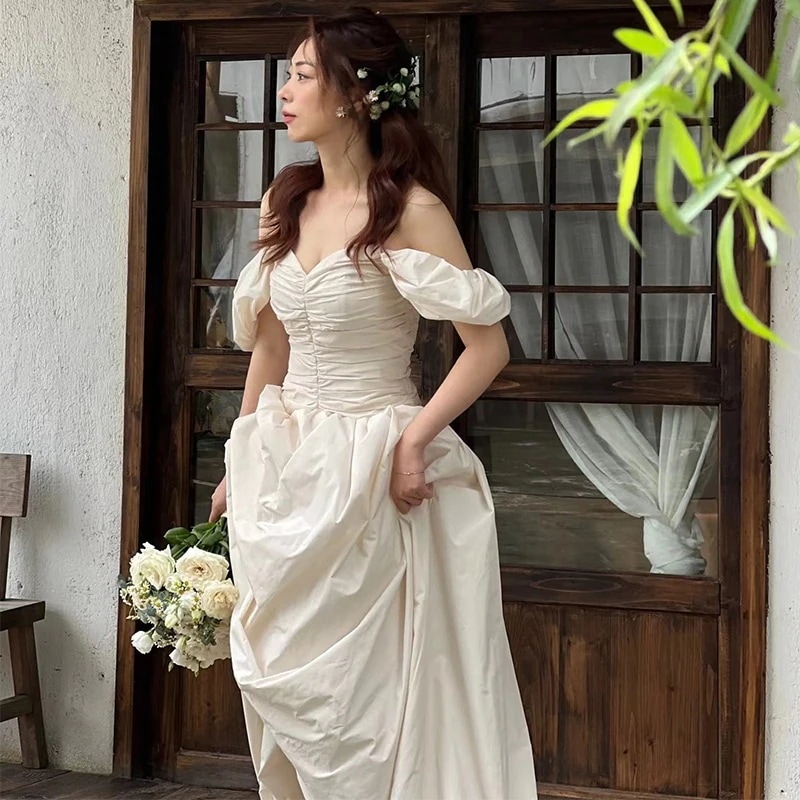 肩の軽いウェディングドレス