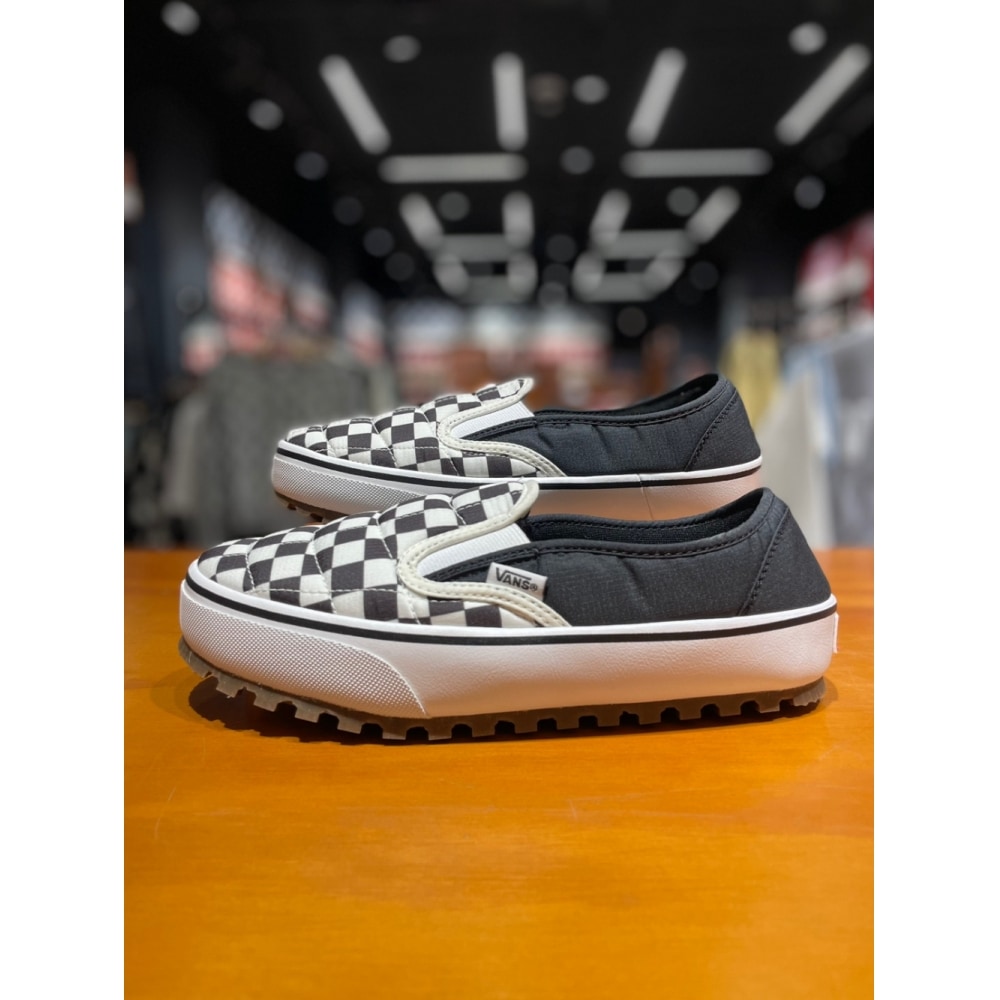 バンズ [Vans] ユニセックスチェッカーボードスノーロッジスリッパバンズガードスニーカー (ブラック) (VN0A5JI2P53)