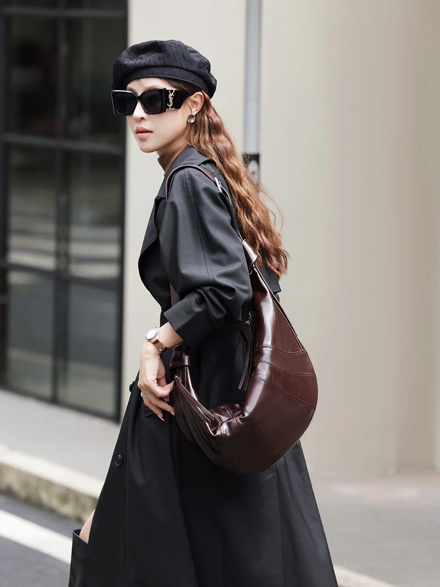 【本革 キーホルダーを贈る】ラウンドミニショルダーバッグ 飾りなし サブバッグ ジッパー ショルダーバッグ クロワッサンギャザーショルダー