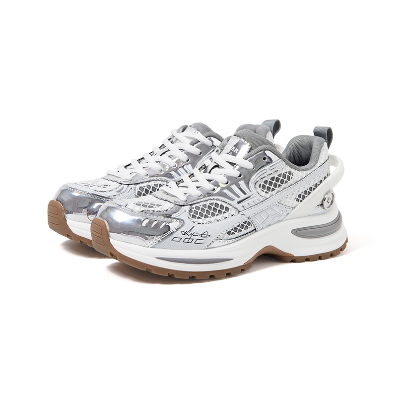 銀色のスポーツランニングシューズ カジュアルシューズ