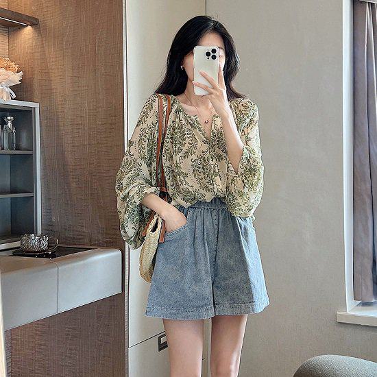 ブラウス 長袖 レディース シフォンブラウス トップス アラベスク模様 アラベスク柄 柄シャツ 総柄 シフォン キーネック 春 薄手 ボリューム袖 おしゃれ かわいい 大人可愛い リゾート 夏 ルーズ