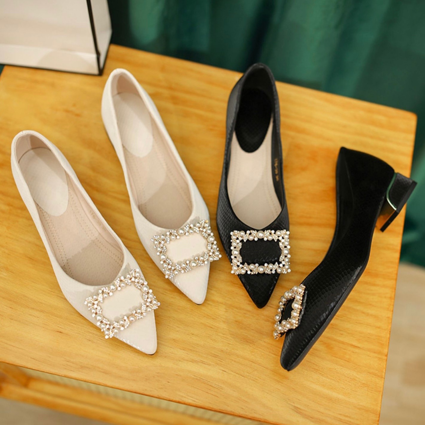 シューズ 靴 パンプス レディースシューズ レディースパンプス 太ヒール ローヒール ポインテッドトゥ 痛くない 歩きやすい 履きやすい 疲れにくい パール ビジュー キラキラ レザー 大人可愛い
