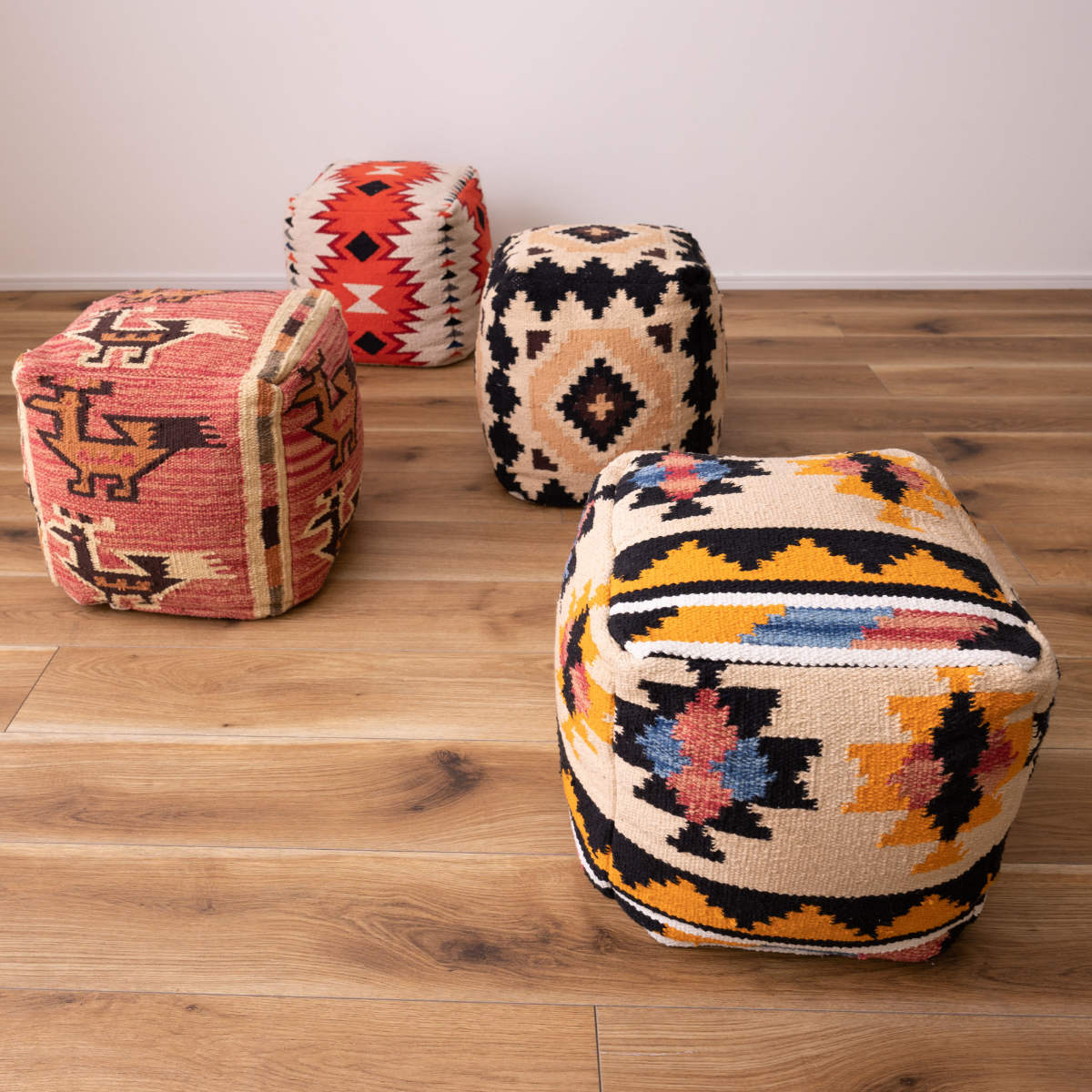 スツール 幅30cm キリムスツール オルテガ調 ビーズ クッション フロアクッション ミニ チェア 肘掛け オットマン スツールクッション スクエア 座れる 足置き インテリア