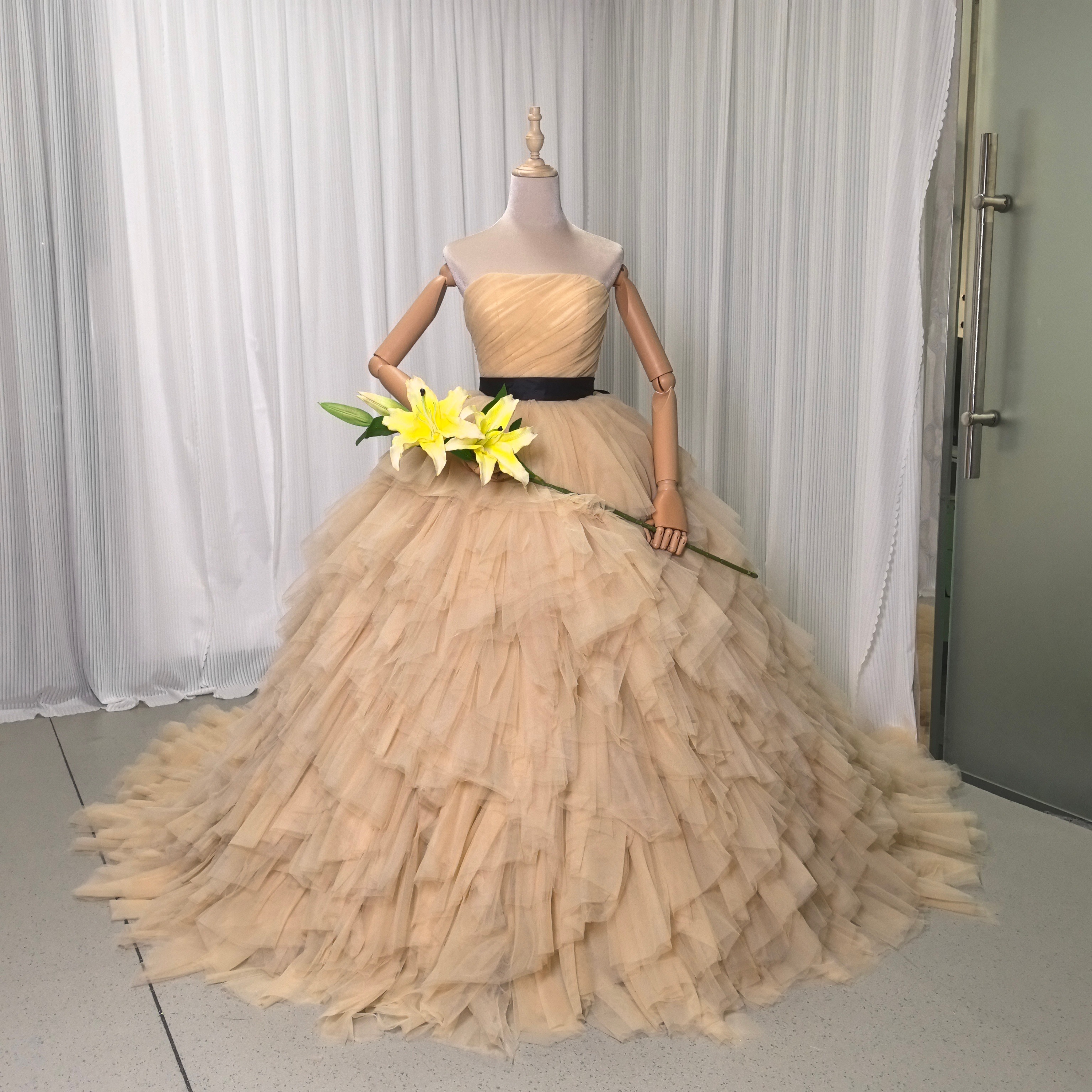 カラードレス イエロー チューブトップ サッシュベルト 編み上げ 花嫁 結婚式 華やかなトレーン ふわふわドレス