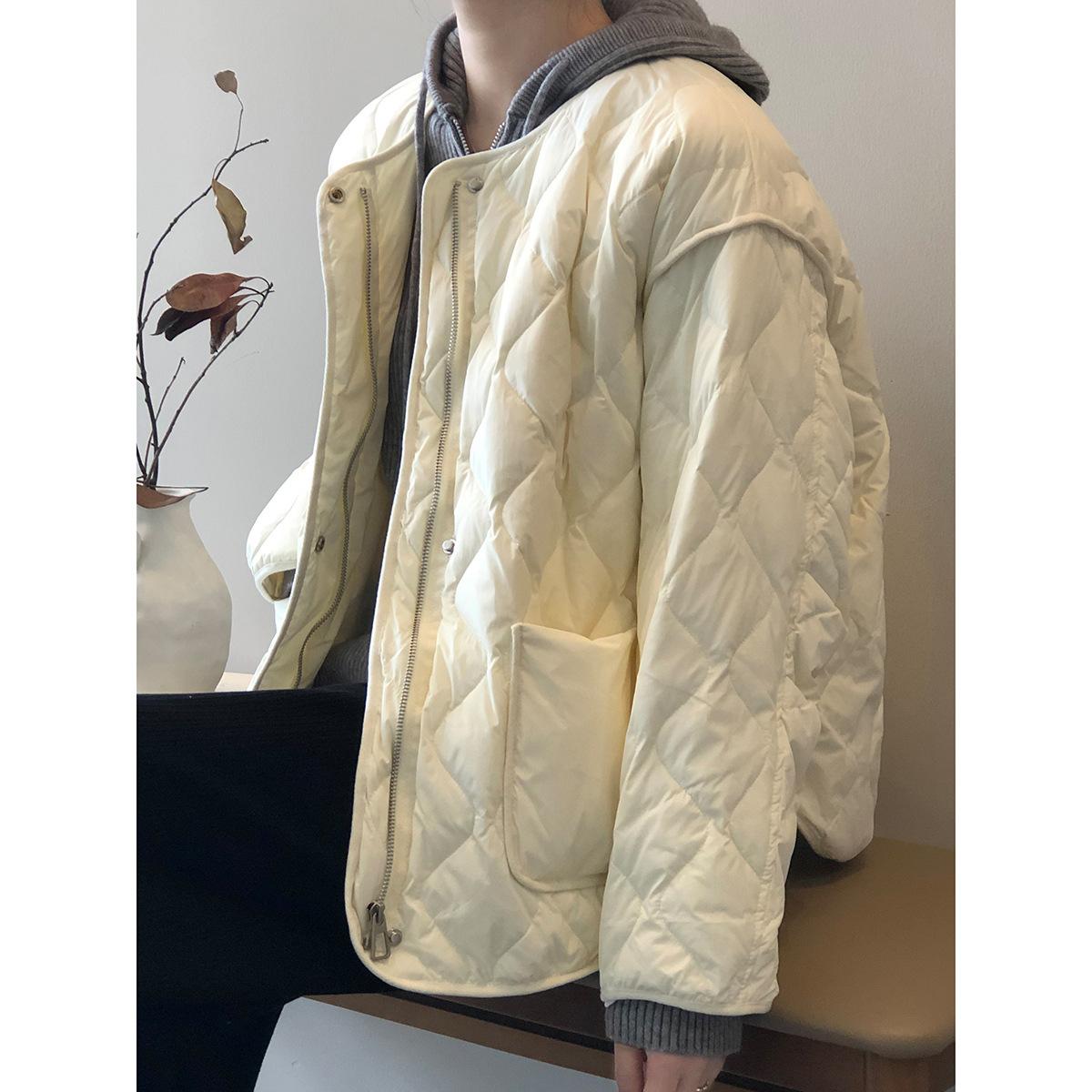女性の冬の新しい軽量キルティングショート暖かいコートのための白いアヒルの首なしダウンジャケット