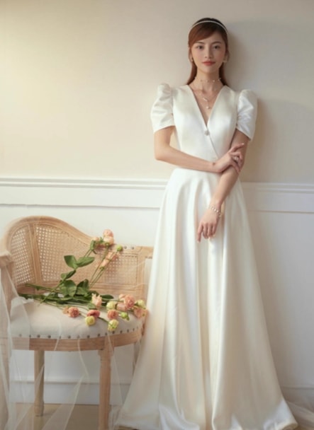 ウェディングドレス Vネック 短袖 優雅なシルエット クラシカル 結婚式/披露宴