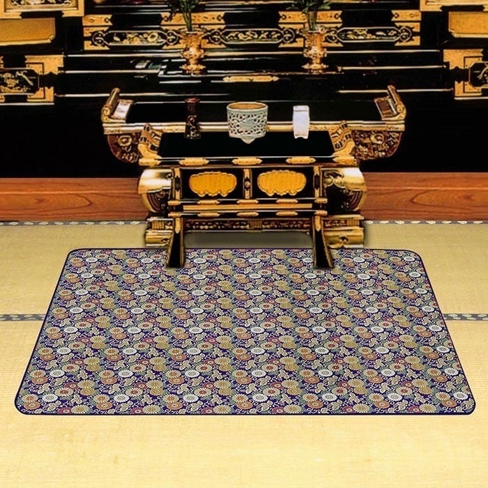 燃えにくい 安全 仏前マット 小サイズ 100×120cm 金襴生地 小菊 十六菊 七宝柄 難熱フェルト アルミシート 高級仏前安全マット 敷物 マット 仏間 お彼岸 お盆 日本製