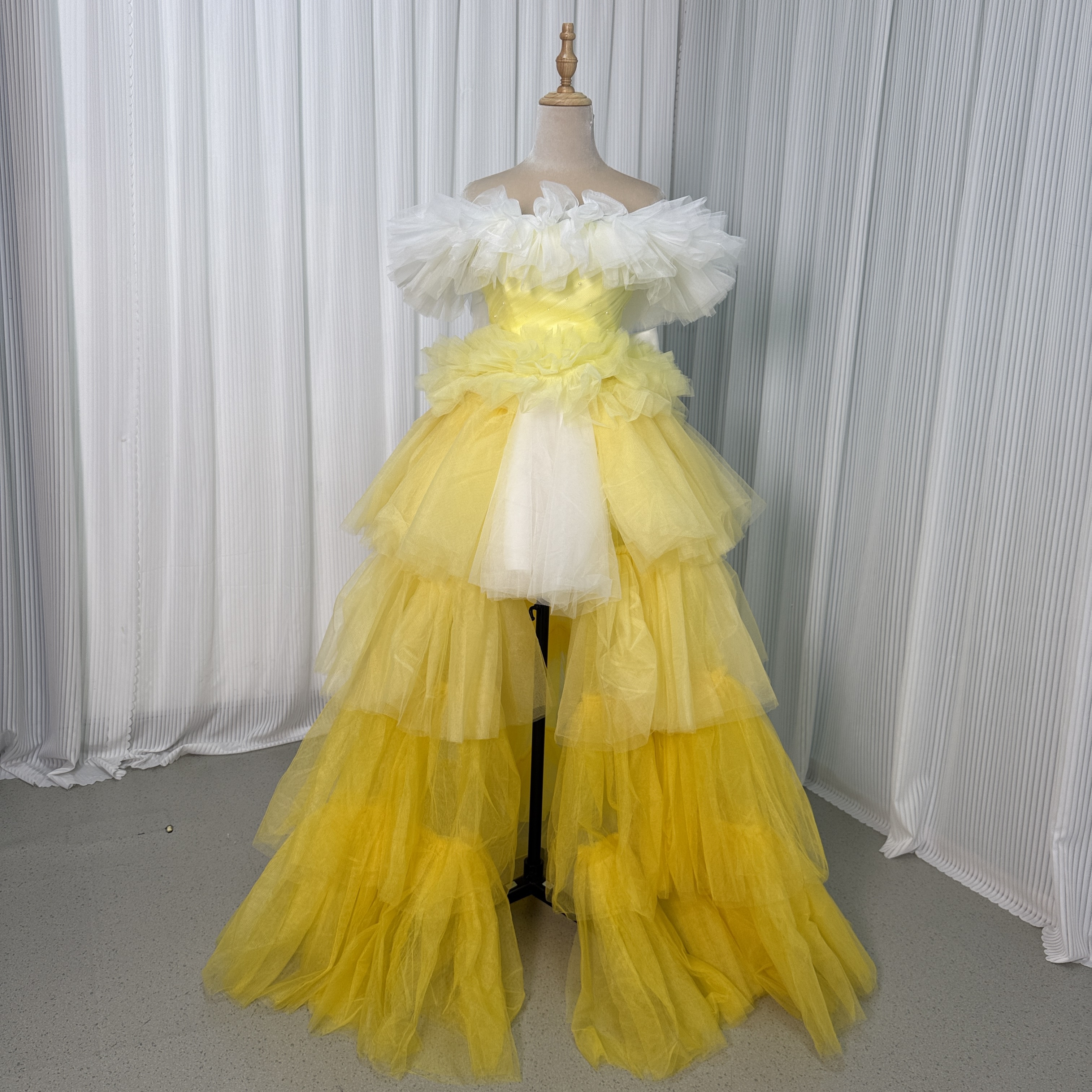 カラードレス 黄色い オフショルダー フィッシュテール ふっくら柔らかなバックリボン ソフトチュール 花嫁 前撮り ティアードのドレス