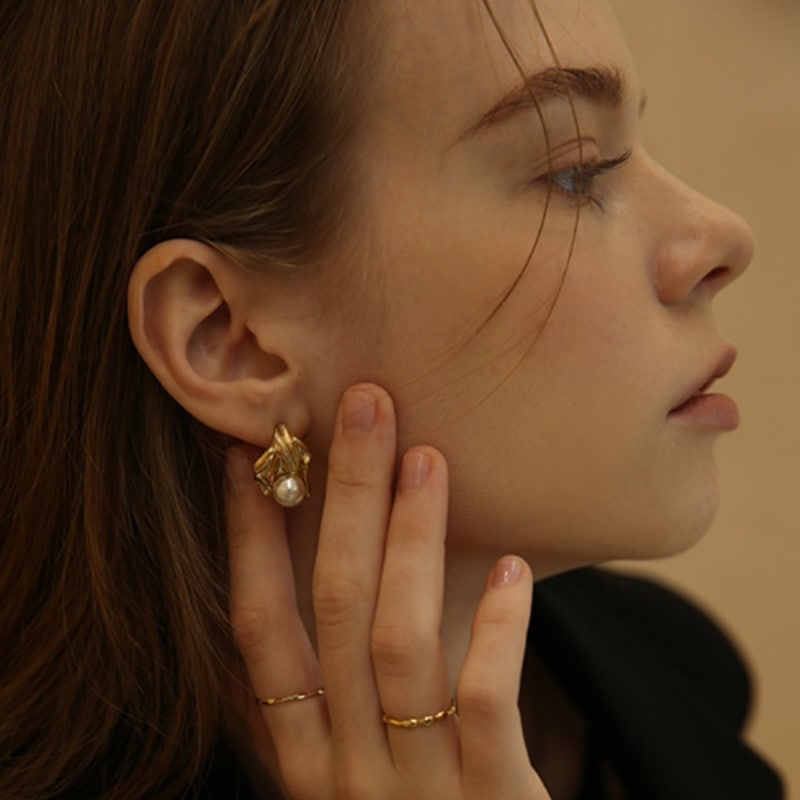 韓国発【LAZY DAWN】Pearl in the shell earring E014☆ピアス 韓国公式ブランド LAZYDAWN / Pearl in the shell earring E014