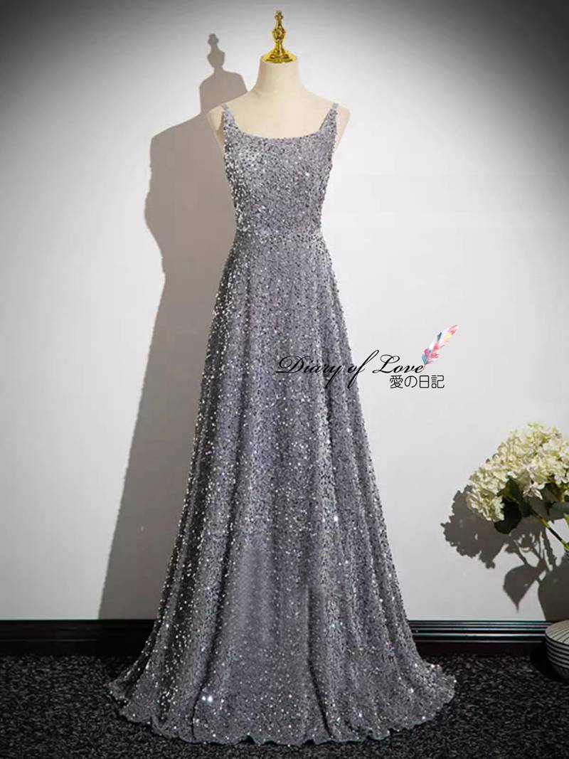 華やかなオーラに包まれて動くたびにきらきらと輝きを放ちます 女性の身体のラインを美しく魅せ