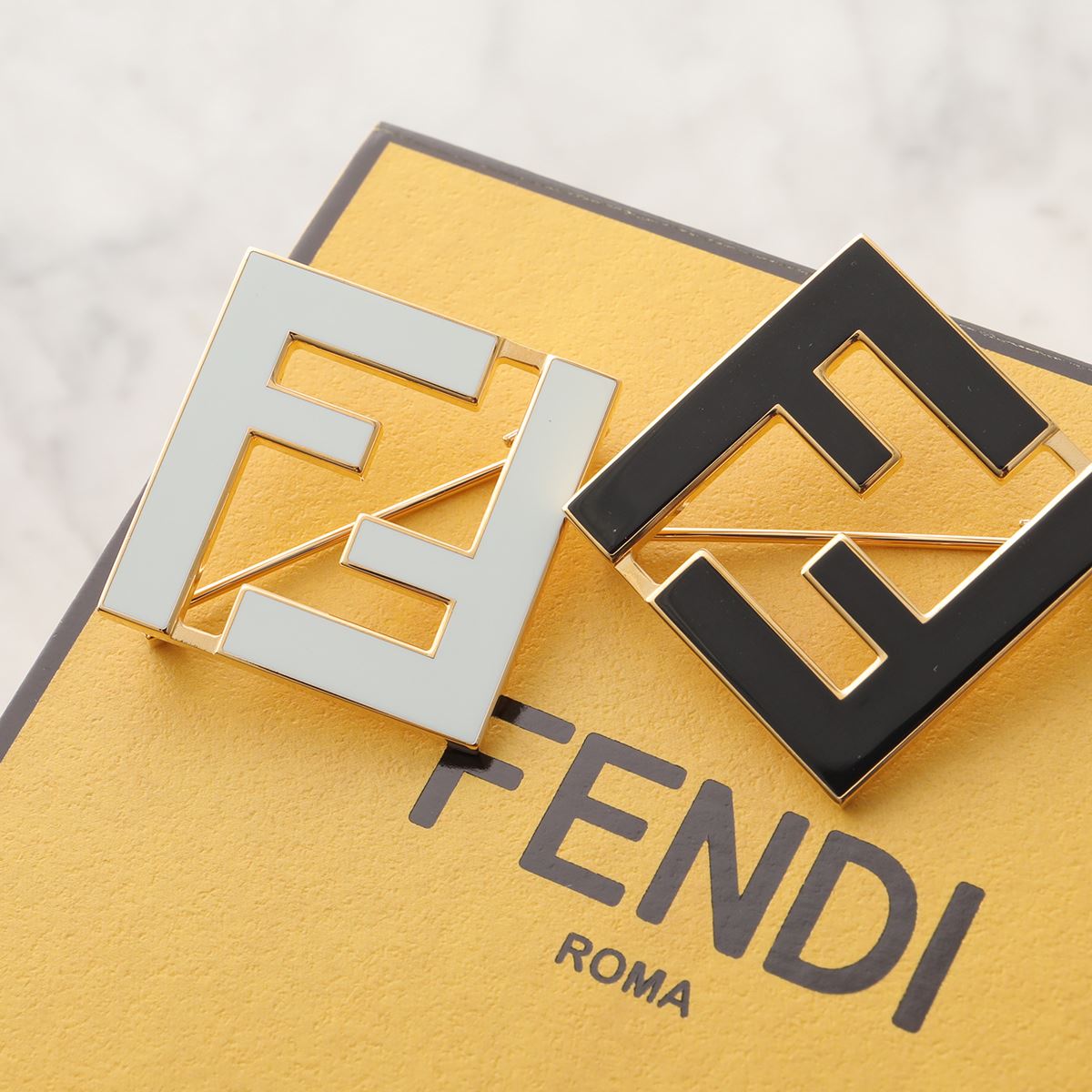 FENDI フェンディ ブローチ FOREVER フォーエバー 8AG976 TL9 レディース FF メタル ロゴ エナメル ピン カラー2色 26,863円