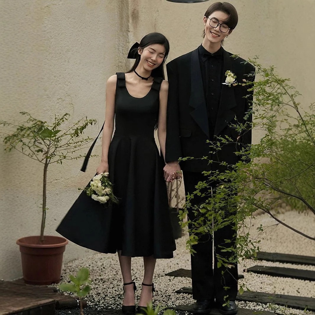 写真とテーマの服を着ているフォトコピックカッハイエンドレトロブラックサテンミッドレングスウェディングドレス