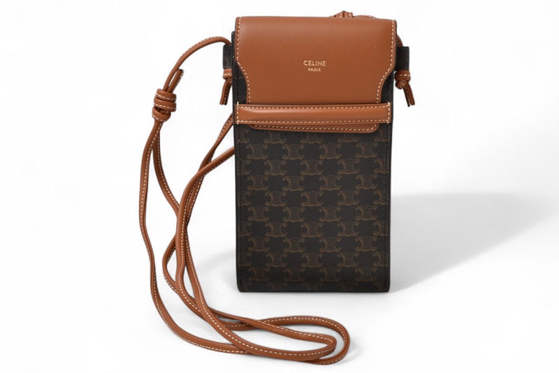 ショルダーバッグ/フォンポーチ トリオンフ ブラウン 10G332CQD 04LU PHONE POUCH WITH FLAP TAN スマホケース