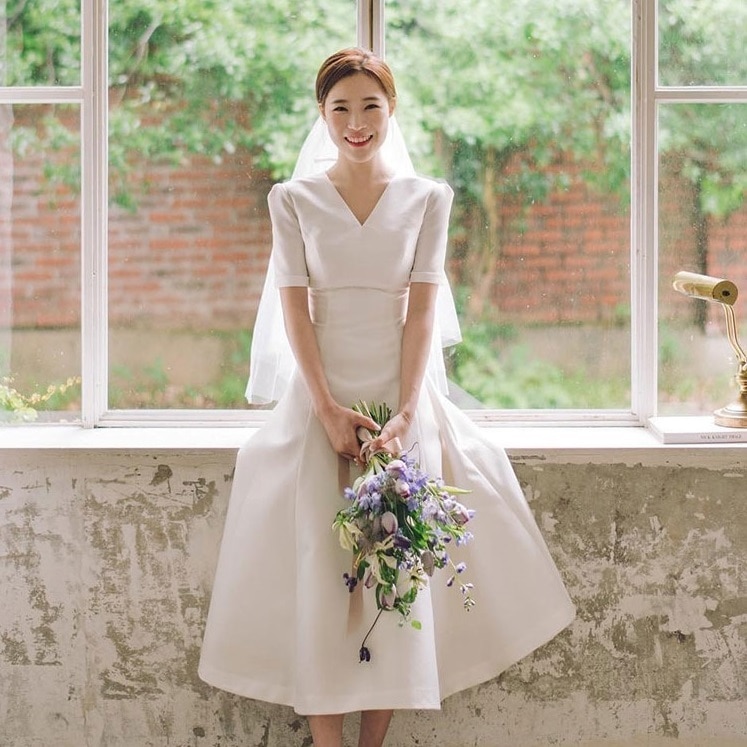 ドレス ワンピース ウェディング パーティー 結婚式 二次会 披露宴 衣装 膝下 ロング 半袖 Vネック フレア Aライン 薄手 きれいめ シンプル 大人可愛い 上品 おしゃれ クール エレガント