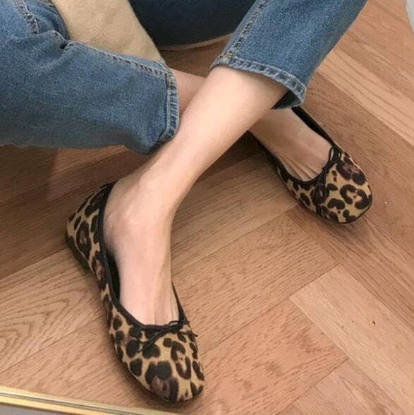 メガ割ぺたんこ　豹柄フラットシューズ　甲浅　美脚　ポインテッドシューズ　とんがり　婦人靴　カジュアル