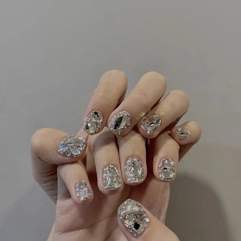 【1つ買うと12つ無料】シルバーラメシルバーダイヤのネイルチップセクシーなスパンコールがいっぱい入ったネイルチップ ネイルパーツ メガ割52