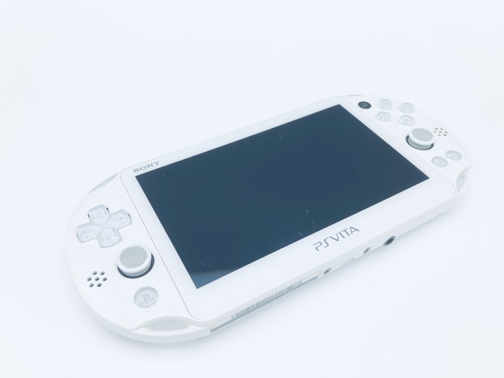 中古 PlayStation Vita Wi-Fiモデル ホワイト (PCH-2000ZA12)