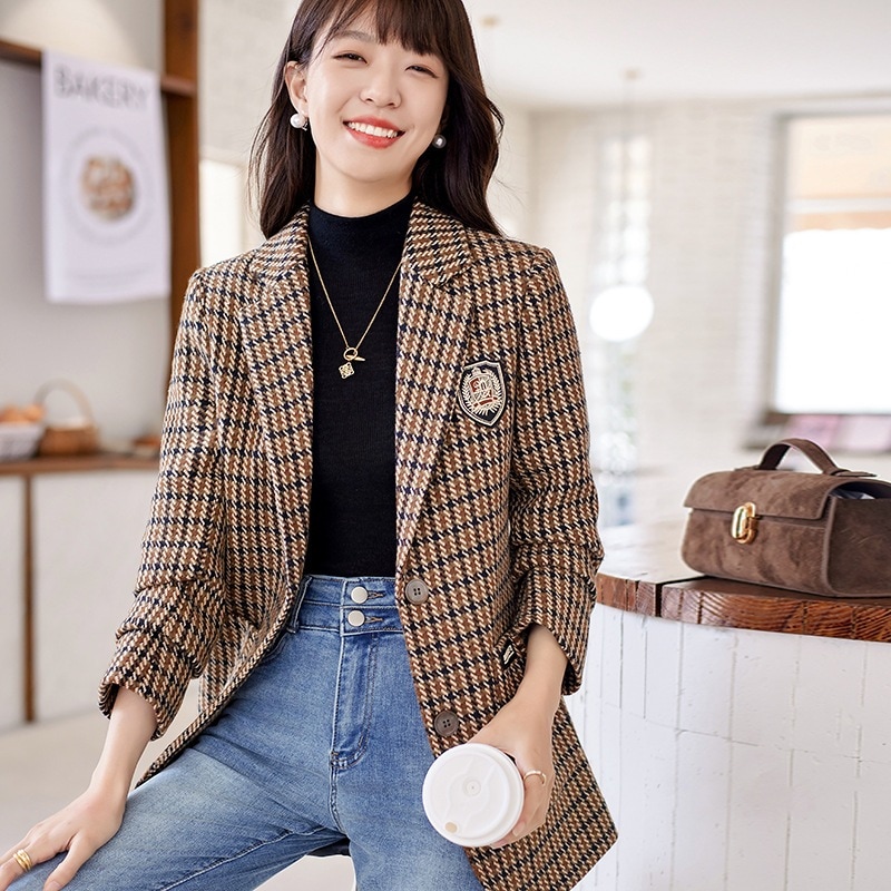 スーツジャケットファッションレトロ格子スーツコート2025秋の新しいバッジ通勤ウールスーツ上着 5,292円