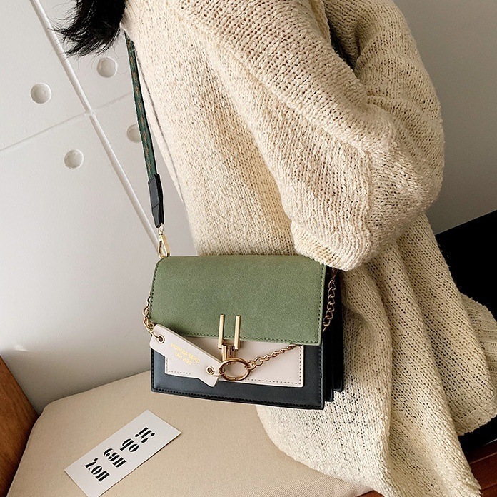 3色 ショルダーバッグ レディース 小バッグ 肩掛け 斜めがけ 大人 小さめ かわいい おしゃれ 旅行 ストラップ 太目 横長 ベルト チャーム 仕切り 小さい スモール 大人可愛い 上品 おしゃれ 5,638円