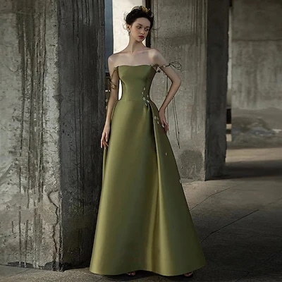 グリーンのキャミソールドレス2025春の雰囲気のセレブな宴会用のサテンドレスです