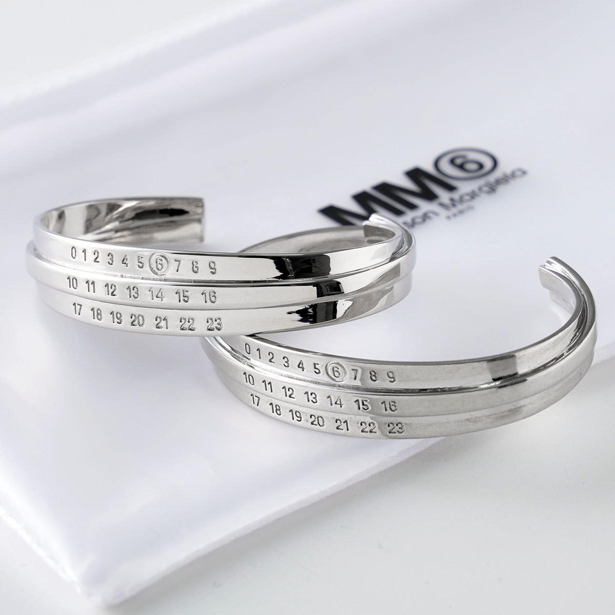 MM6 エムエムシックス メゾンマルジェラ バングル SM6UY0095 P6627 メンズ アクセサリー ブレスレット カフ ナンバリングロゴ カラー2色