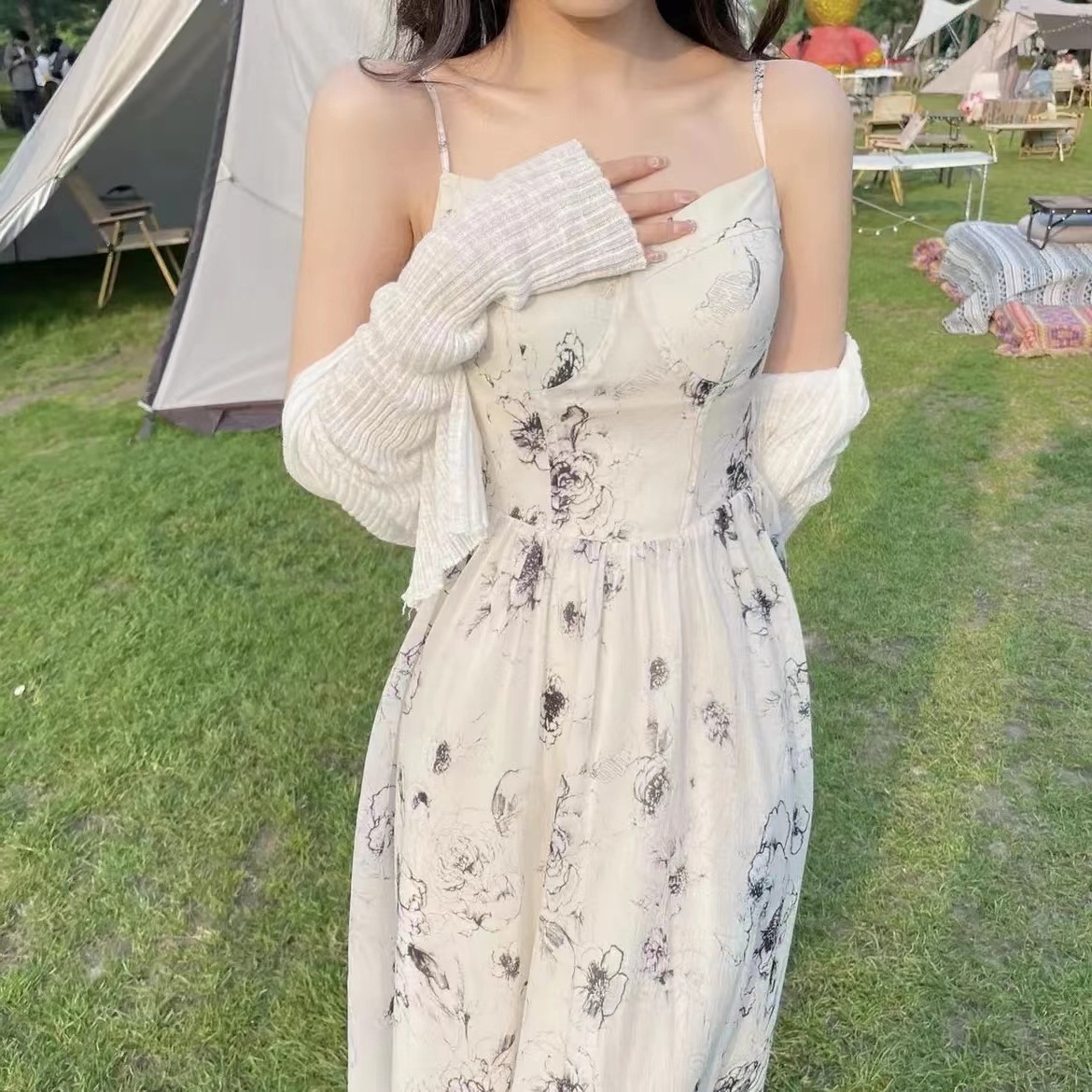 年夏の新型人間花火風復古水墨砕花サスペンダースカート夏の修身痩せワンピース