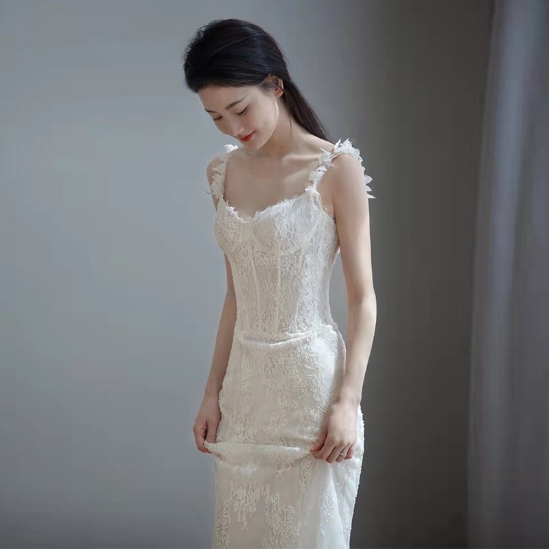 ストラップの軽いウェディングドレスはフランス風でシンプルです