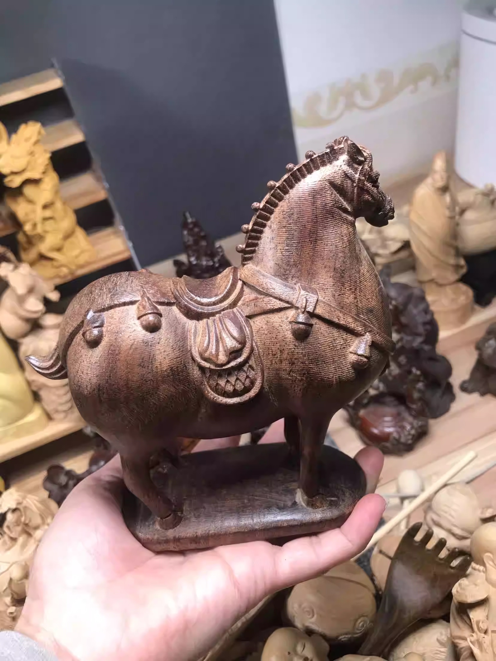 中世の戦馬像 幸運な木製で作られた可愛い馬（15×14×15cm） 馬クラブの乗馬愛好者向けギフト 馬術クラブの人形 自然部屋のインテリア 動物像