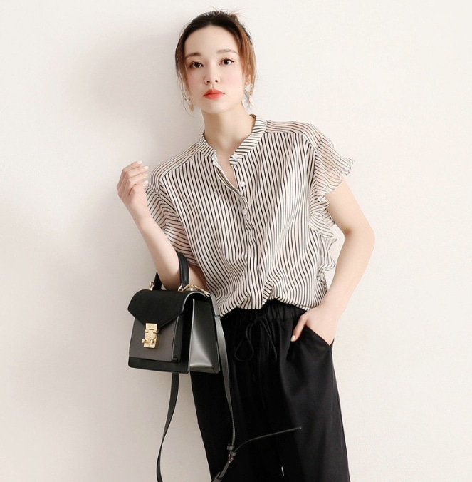 レディース トップス ブラウス 前開き 半袖 バンドカラー ボタン フリル 薄手 大人可愛い カジュアル 上品 おしゃれ こなれ感 ラフ とろみ感 抜け感 ストライプ 春 夏 発表会 母の日 授業参観