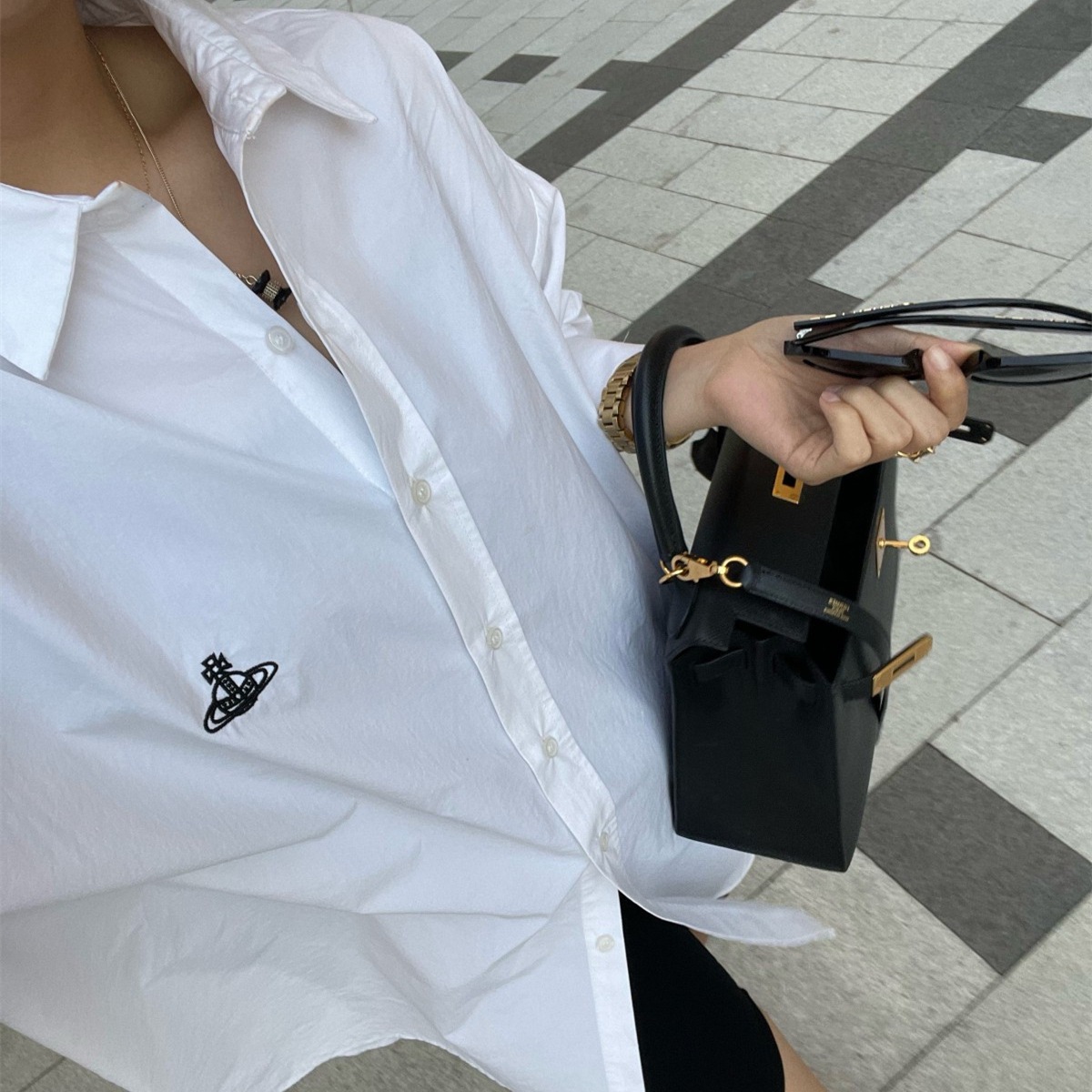 レディースシャツ春のシャツの女性の長袖のゆったりとしたシルエットのシャツの綿の上着の星の刺繍