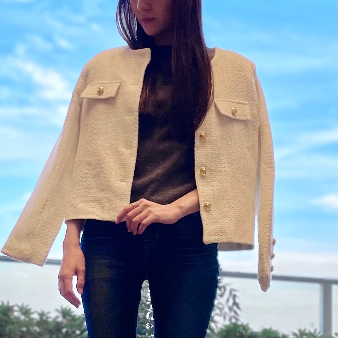 レディース ジャケット スプリングラウンドジャケット 白 ノーカラージャケット 薄手ジャケット 金ボタン