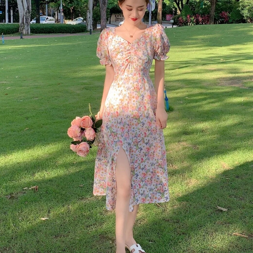 ワンピース レディース 膝丈 スリット 半袖 パフスリーブ フリル かわいい 大人可愛い きれいめ 大人 上品 おしゃれ 花柄 フラワー 夏 リゾート 旅行 お出かけ デート ピンク ブルー